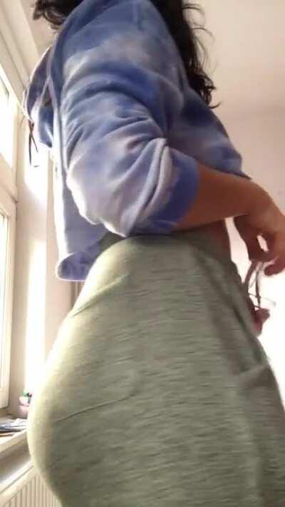 A little tease to go with your morning wood 🌱