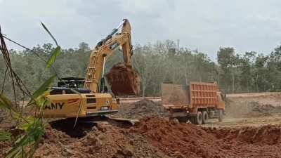 Sany SY 365 H Excavator Loading Trucks