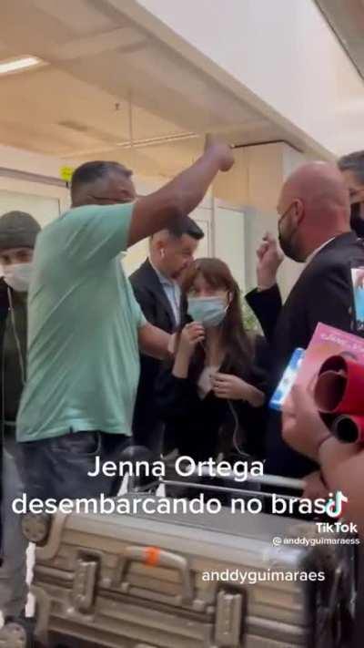 Jenna meets fans at the airport