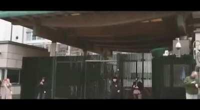 RUSOS PROTESTANDO POR MALVINAS FRENTE A LA EMBAJADA DEL REINO UNIDO EN MOSCU