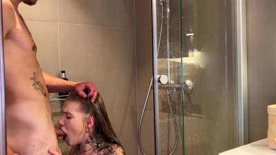 Deepthroat in the shower