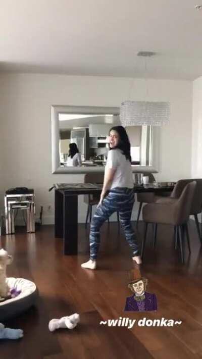 Camila twerking her booty
