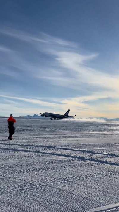A340 landing in Antarctica❄️