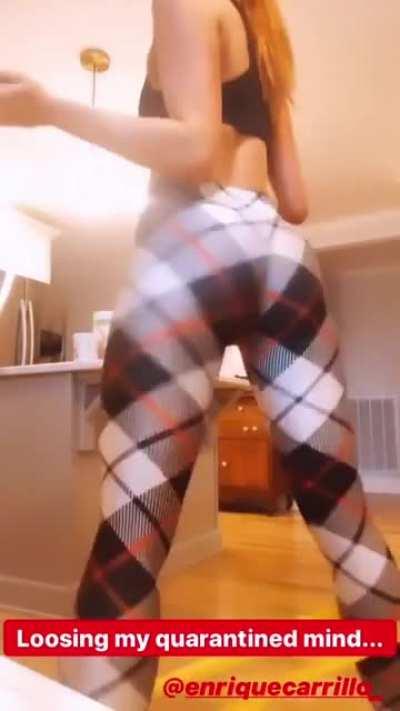 Danielle shaking her ass 🍑
