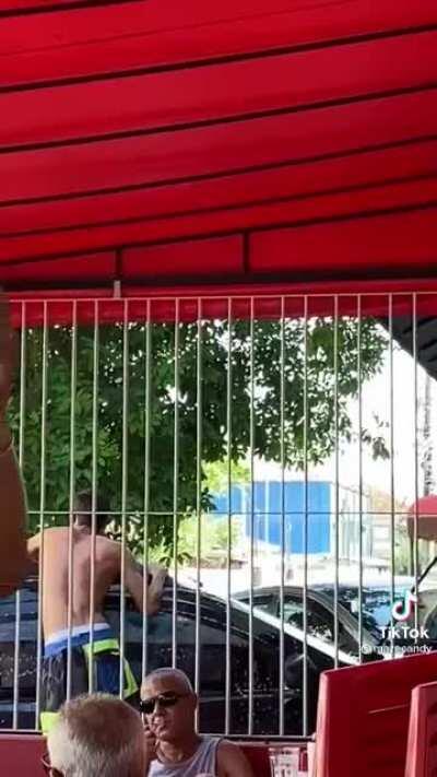 Quanto perguntarem como é um domingo de verão no Brasil, mostrem esse vídeo. Créditos no vídeo.