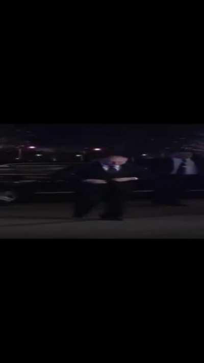 Uzun Adam, Geniş Putin'i karşılıyor.