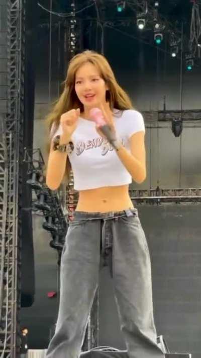 Lalisa is so sexy n hot……. god her navel 🔥🔥🔥🔥🔥🥵🥵🥵🥵