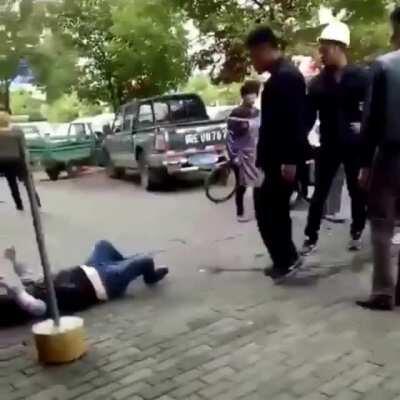 Imagine busting your ass outdoors then getting splashed on by some entitled cunt, gotta learn the Spartan kick