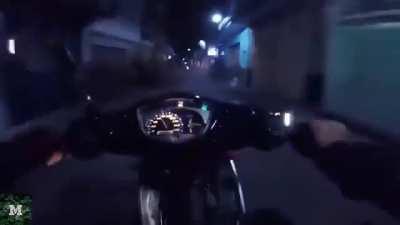 Vietnamese police chasing robber in narror alleys