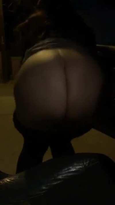 My girl out chillin clapping her ass