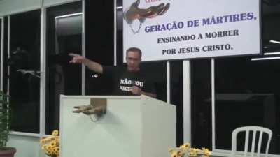 O pastor bolsonarista em um de seus cultos, que Deus nos proteja do cidadão de bem, cristão e conservador!