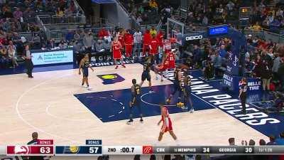 [Highlight] Trae Young finds John Collins on the lob for a jam to beat the halftime buzzer