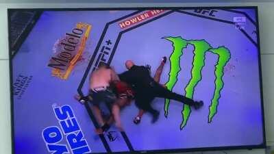 Mike Beltran flexing his Heavyweight strength