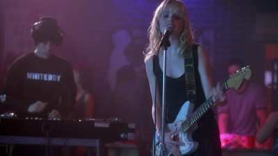 Birthday Hottie: Mena Suvari in Six Feet Under [S4E3-2004]