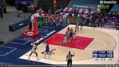 [Highlight] LaMelo hits the side of the backboard on a 3