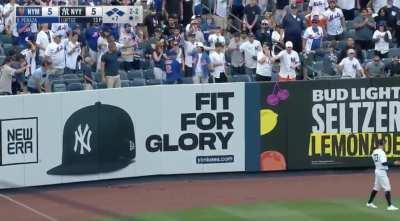 [Highlight] [Highlight] The Mets take a 7-5 lead on fan interference with the bases loaded