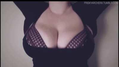 Bouncing Boobs w/ Cartoon SFX (Model: FriskyArcherx)