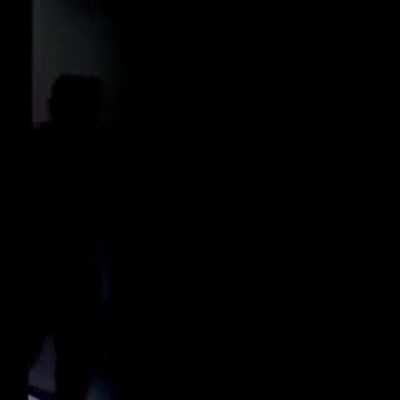 El juja cuando el juja cada vez que entra a su habitación