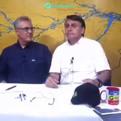 Parece que o Excelentíssimo Presidente da república perde um pouco das ''estribeiras'' quando é chamado de corrupto na pagina do Facebook.