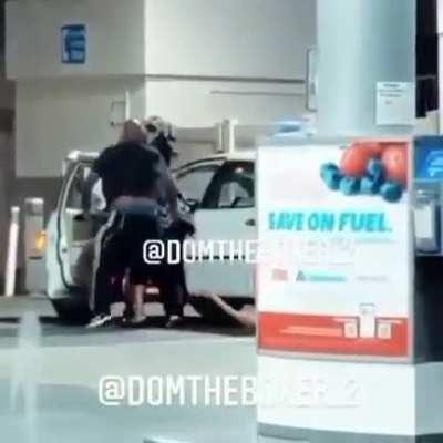 3 women assaulting a guy get beaten back