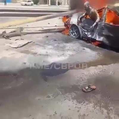 Driver not being able to leave his car in flames 