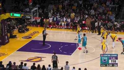 [Highlight] LaMelo Ball shoots 5 free throws in a row after a foul and 3 straight technicals on the Lakers