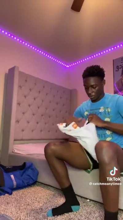 Aint no way this nigga got dreads FROM TEMU😭😭😭