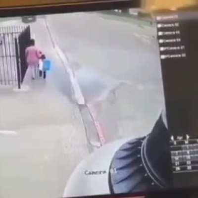 Alune and Aphelios tag teaming a Solari that's trying to kidnap them