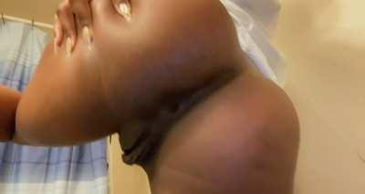 Who’s craving some ebony pussy at this hour? 🤨😘