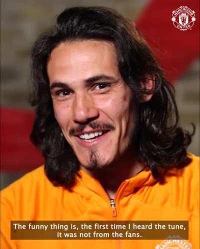 Cavani singing his chant