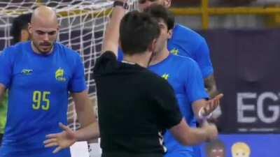 Brazilian player fouls his opponent, get 2 minutes suspension and a punch to the face