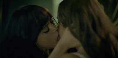 Jenna kissing Gideon Adlon in Miller's Girl (reduced music) (4K, 60fps) (full quality in comments)