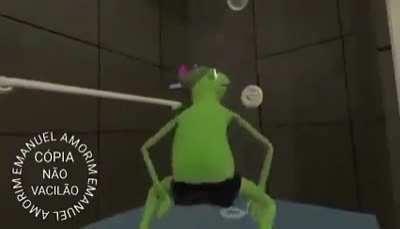 porque voce demora tanto no banho? eu: