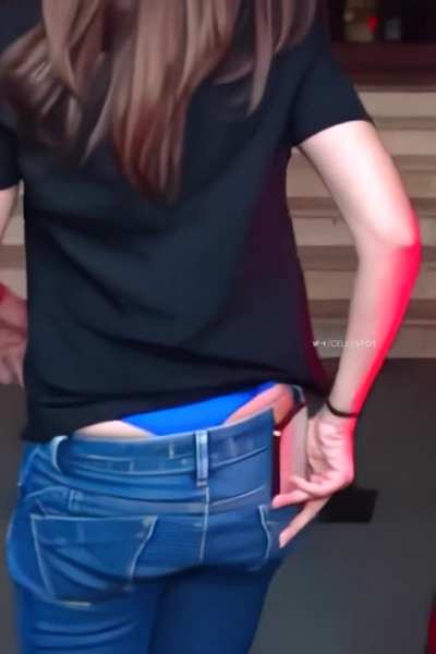 genilia public panty flash