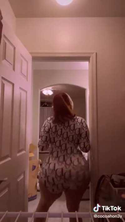 Pretty✔Big Booty✔Lightskinned✔