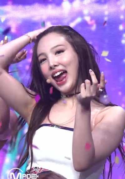 HORNY NAYEON 🥵