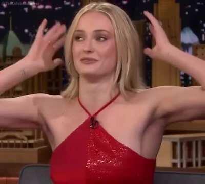 Sophie Turner - Her armpits are simply just amazing. 😍