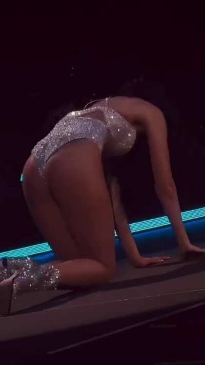 Dua flaunting her curves 🥵