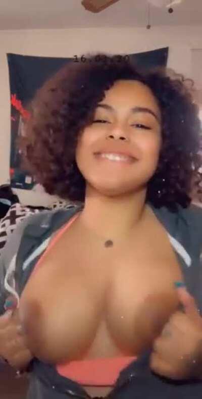 Something about flashing my tits turns me on 🥰😘