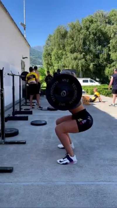 Can never get enough of Jutta lifting weights - be sure to listen to the audio 😆