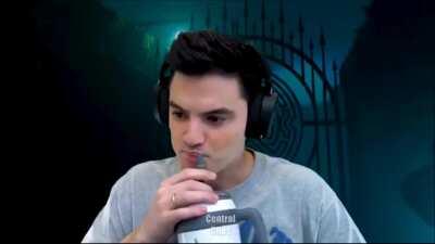 Apenas um grito perfeitamente cortado do deus Nelipe Feto