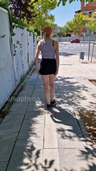 Flashing ass to spice up the neighborhood [GIF]