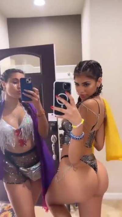 Briiellas | Cute, poking out 🍑