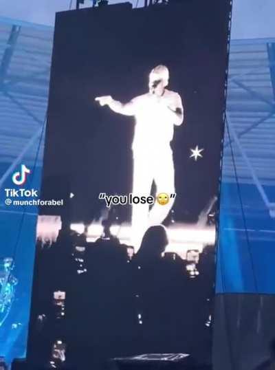 No fucking way he just did that in the middle of his concert ðð