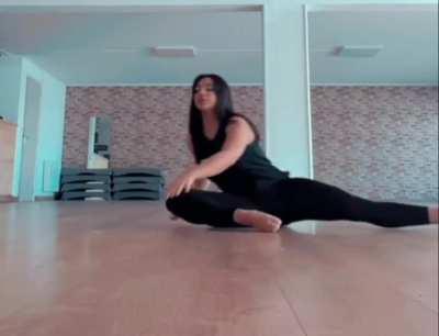 Julia nous montre sa souplesse ✅️