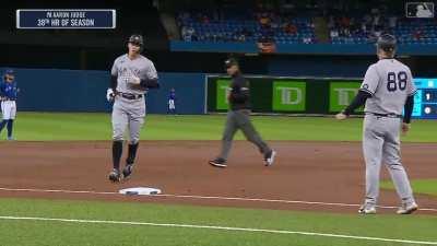[Highlight] [Highlight] Aaron Judge hits a solo bomb 455 FEET off Presumptive 2021 AL Cy Young winner Robbie Ray to give the Yankees the early lead in Toronto