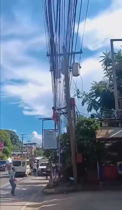 Mal adam elektrik direğine atlıyor