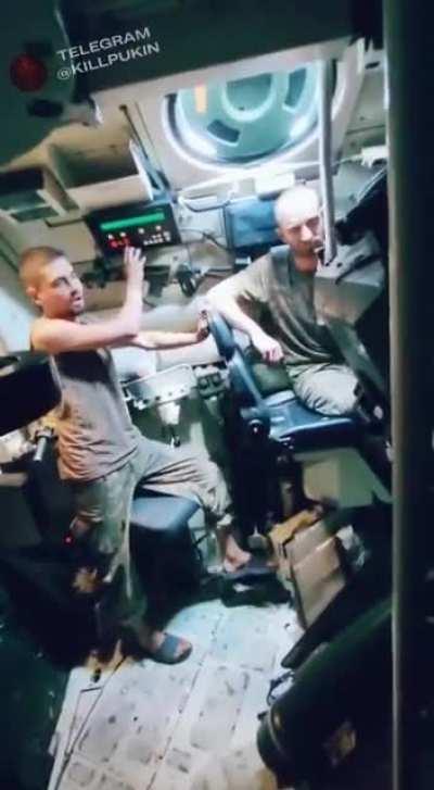 PzH 2000 in action, featuring mandatory flipflops.