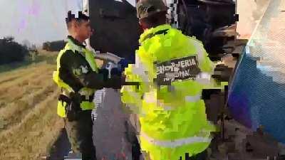 MANEJABA BORRACHO POR RUTA 9, LO SIGUIERON; VOLCÓ IGUAL, pasó en San Nicolás, el conductor fue detenido por Gendarmería Nacional.