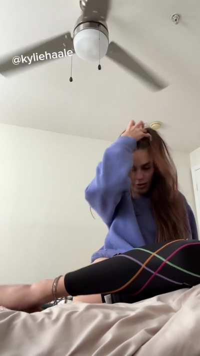 Taking off my leggings for you feet joi🤤 full video on my OF👣🖤